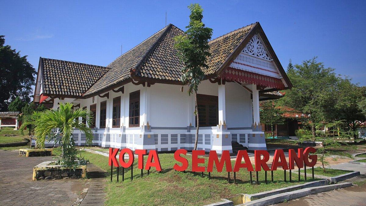 GRAND MAERAKACA SEMARANG - Anjungan Kota Semarang adalah salah satu Anjungan Daerah di Taman Mini Jawa Tengah, yaitu Grand Maerakaca. Anjungan ini menampilkan beberapa arsitektur rumah adat di Jawa Tengah salah satunya rumah adat khas Kota Semarang.