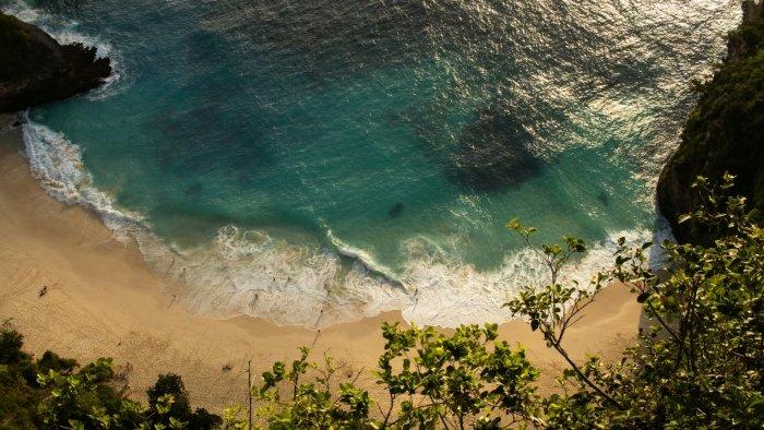 Gambar Pantai Kelingking salah satu Destinasi Wisata Alam di Bali, Menarik Setiap Pengunjung.