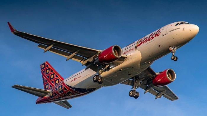 Gambar pesawat Batik Air dengan rute Jakarta-Manado.