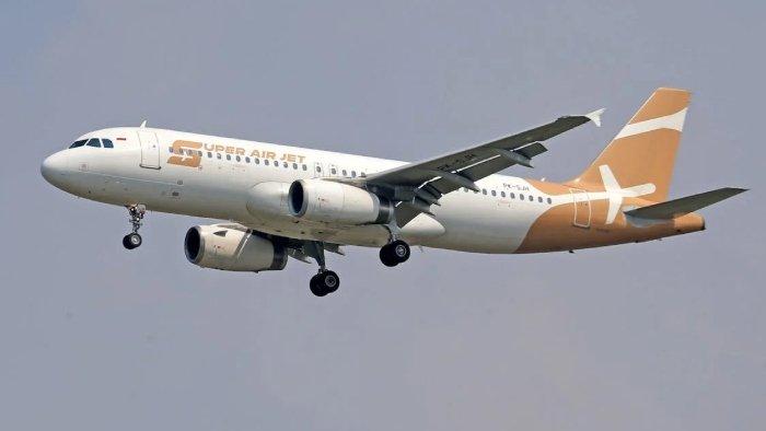 Gambar pesawat Super Air Jet rute Jakarta-Pontianak.