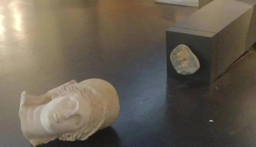 Gambar yang dirilis oleh Polisi Israel menunjukkan dua patung Romawi kuno terguling di Museum Israel.