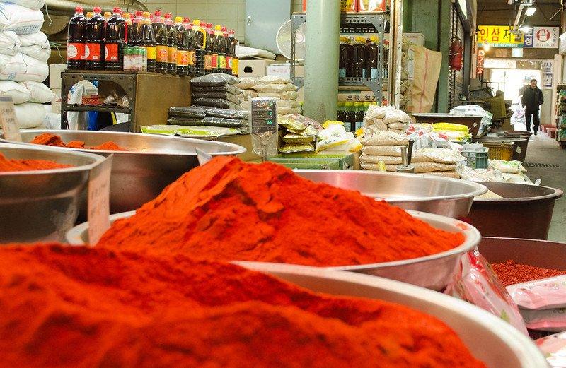 Pasar Garak, satu pasar tradisional di Seoul Korea Selatan buat berburu oleh-oleh.