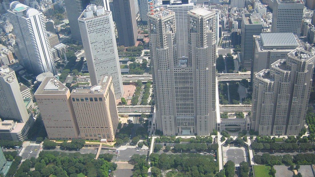 Gedung Pemerintahan Metropolitan Tokyo, satu tempat wisata malam di Shinjuku Tokyo Jepang.