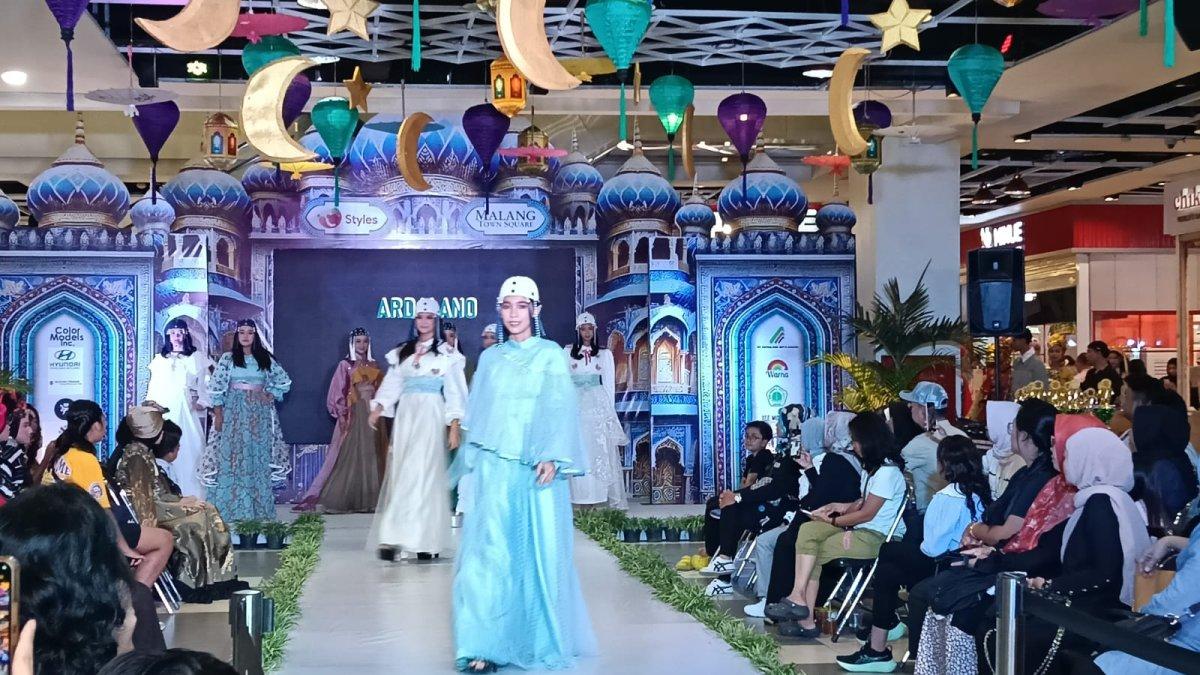 Gelaran fashion show bertema Ramadan yang diadakan di Lippo Malls.