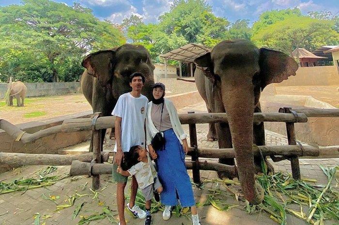 Pengunjung berpose dengan koleksi satwa di Gembira Loka Zoo, Jogja.