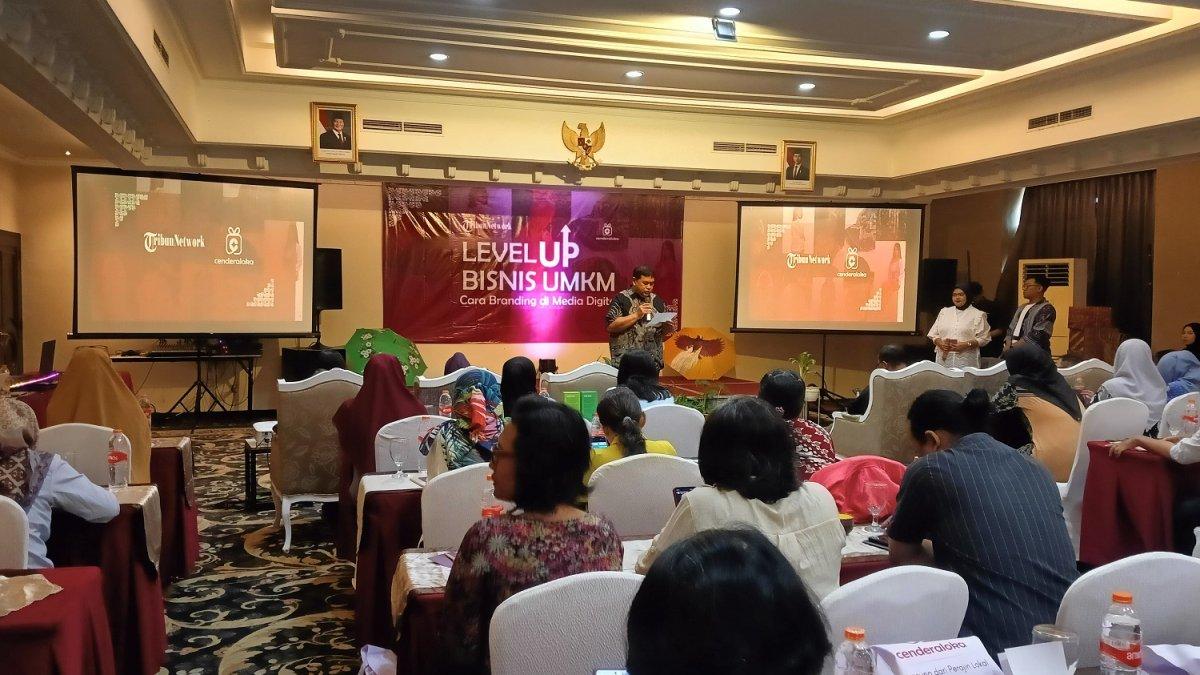 General Manager (GM) Tribunnews Solo, Vovo Susatio memberi sambutan dalam workshop kepada pelaku UMKM yang digelar oleh Cenderaloka Tribun Network di Hotel Adiwangsa Solo, Kamis (16/1/2025)