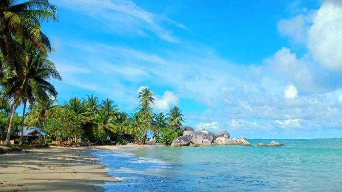 DESTINASI WISATA NATUNA - Geosite Pantai Batu Kasah di Desa Cemaga Tengah, Kecamatan Bunguran Selatan, Kabupaten Natuna, Provinsi Kepri. Batuan unik yang diperkirakan berusia ratusan juta tahun ini jadi salah satu destinasi wisata hits di Natuna, Provinsi Kepri.