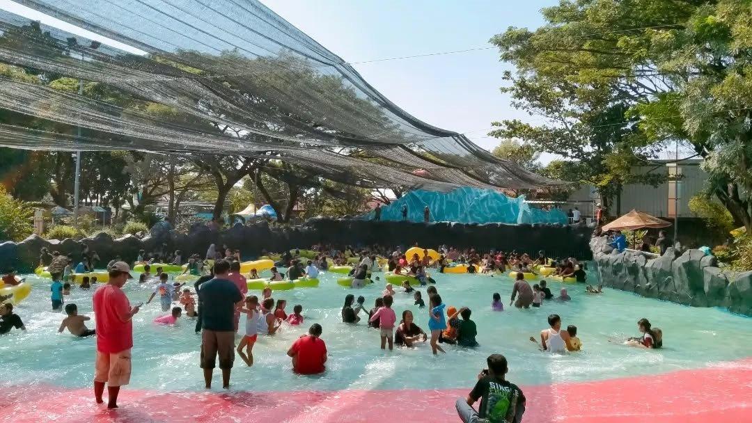 Gerbang Mas Bahari Waterpark, satu tempat wisata terbaik di Tegal Jawa Tengah buat liburan akhir pekan.