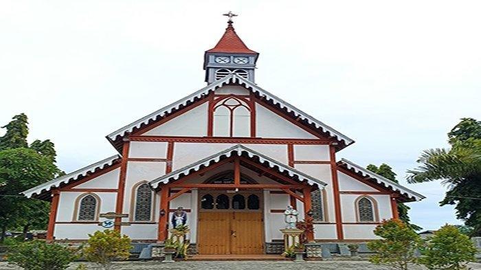 GEREJA- Gereja Santo Ignatius Loyoladi Desa Sikka, Kecamatan Lela, Kabupaten Sikka. Gereja ini gunakan pertama kali pada 24 Desember 1899 dan kini telah berusia dari 124 tahun.