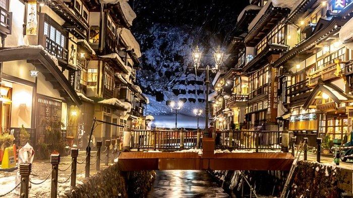 Ginzan Onsen di Jepang.