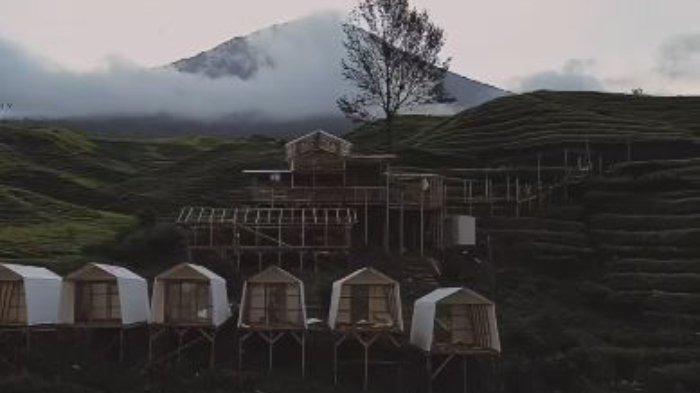 Glamping seru di Dempo Highland, Kota Pagar Alam, Sumatera Selatan dengan pemandangan Gunung Dempo.