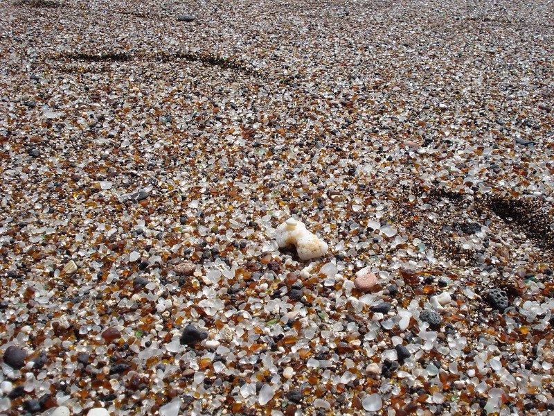 Glass Beach, satu pantai terunik di dunia yang wajib kamu kunjungi sekali seumur hidup.