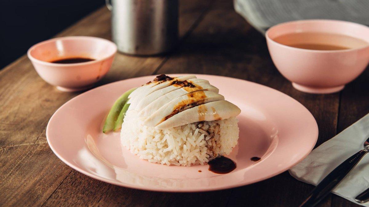 Go Ang Pratunam Chicken Rice, satu tempat makan malam terbaik di Bangkok Thailand yang wajib kamu kunjungi.