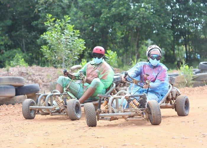 Wisatawan bermain gokart di Batam Adventure Park.