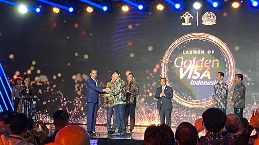Presiden Joko Widodo memberikan fasilitas Golden Visa kepada Pelatih Tim Nasional Indonesia, Shin Tae-yong di Ritz Carlton, Jakarta Selatan, Kamis (25/7/2024).