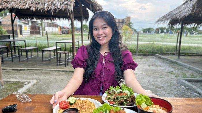USUNG KONSEP TRADISIONAL - Seorang pengunjung Gora dengan aneka hidangan khas Nusantara, seperti martabak mi, ayam rica, belut cabai hijau, dan nila tumis. Gora mengusung konsep tradisional, yang berlokasi di Jalan Pembangunan, Lorong Kabung, Kota Medan.