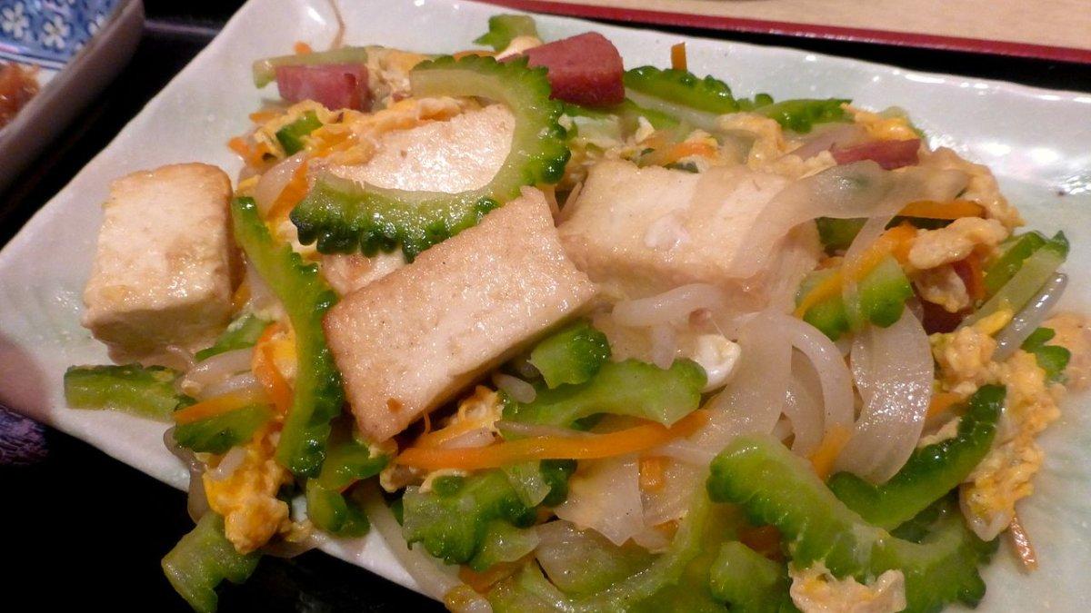 Goya, satu makanan khas musim panas yang wajib kamu coba saat liburan ke Jepang.