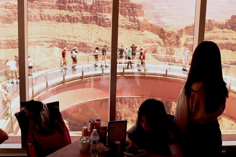 Grand Canyon West Skywalk, satu jembatan kaca terpanjang di dunia