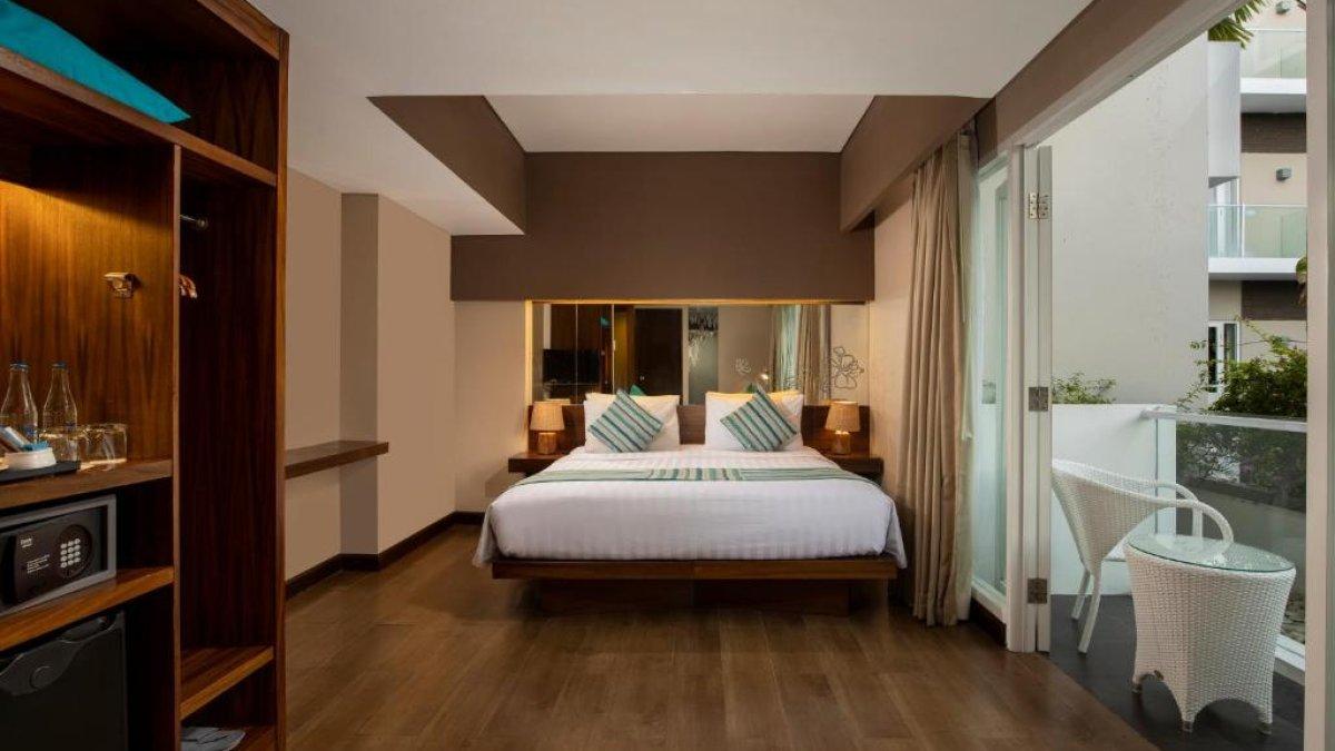 Grand Ixora Kuta Resort, satu hotel bintang 4 dekat Waterbom Bali yang menawarkan fasilitas kolam renang dengan tarif inap mulai Rp 200 ribuan.