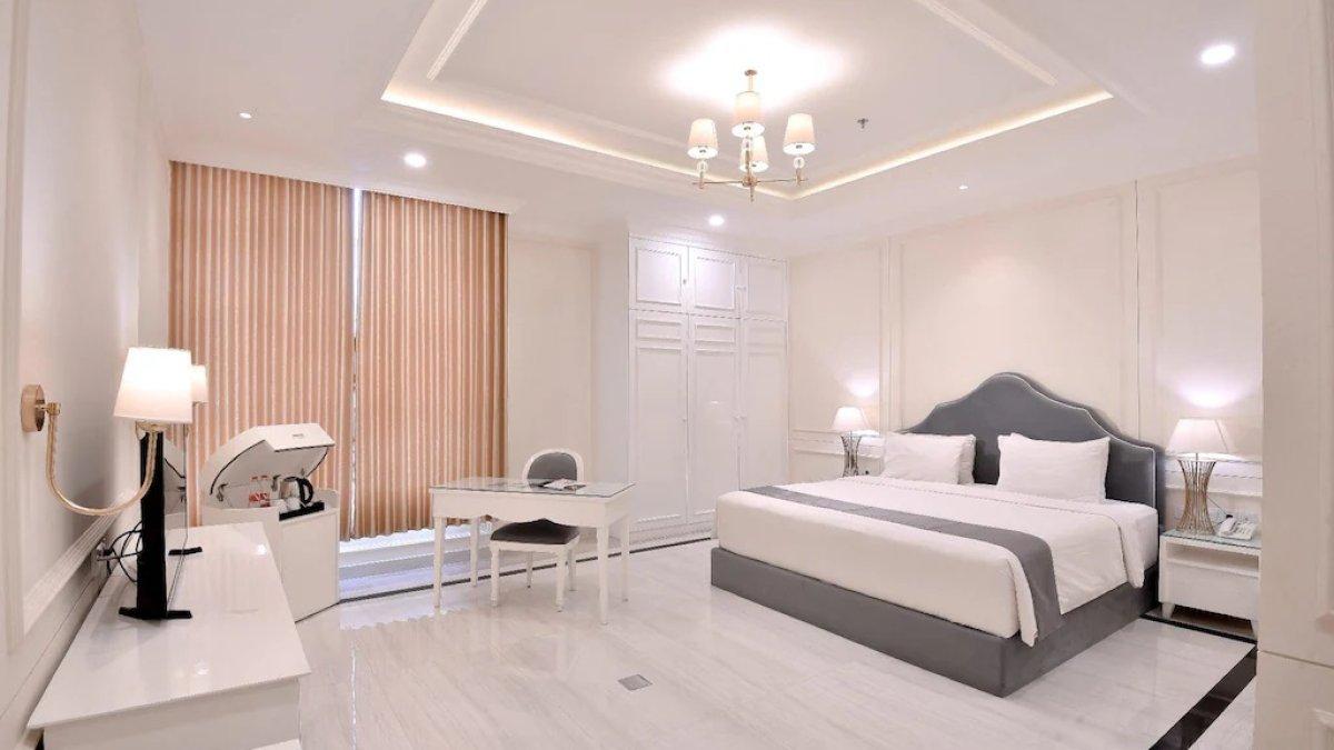 Grand Senyum Hotel, satu hotel bintang 4 dekat Stasiun Jogja punya fasilitas kolam renang dengan tarif inap mulai Rp 500 ribuan.