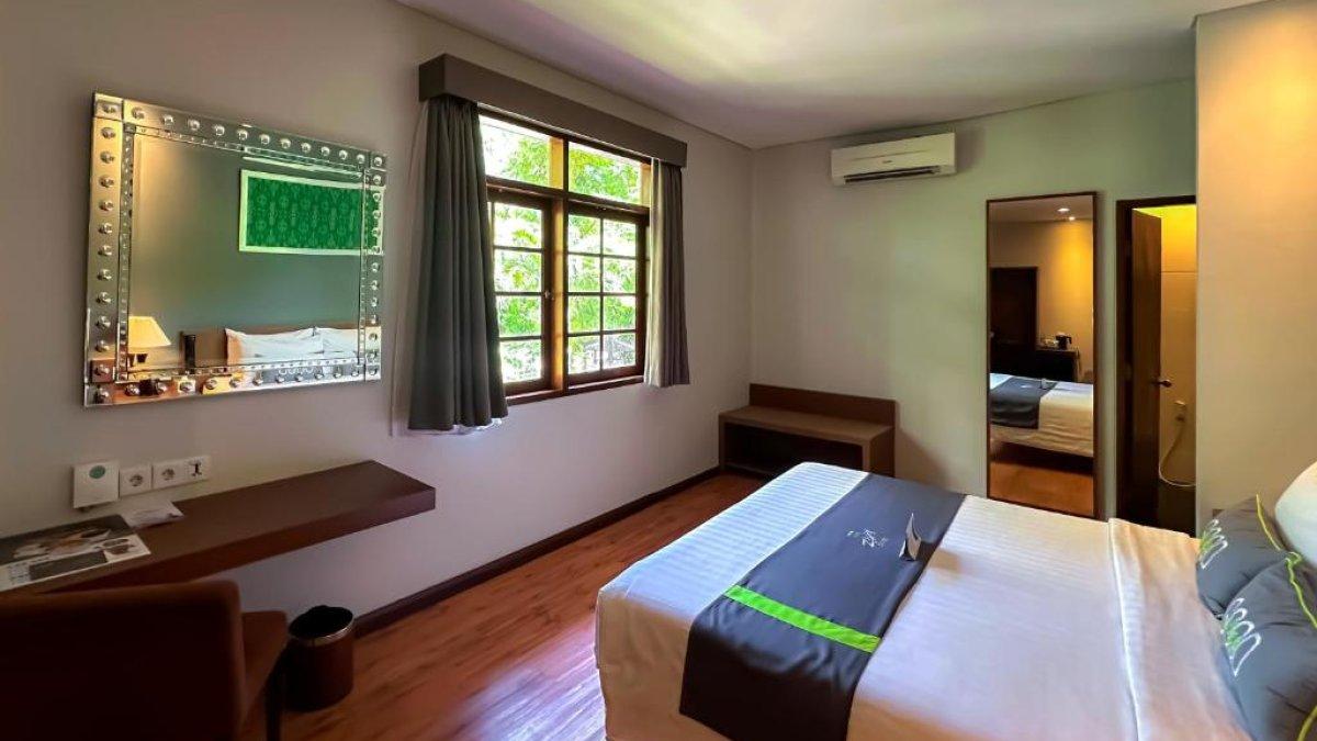 Grand Whiz Hotel Nusa Dua, satu hotel bintang 4 di Nusa Dua Bali menawarkan fasilitas kolam renang dengan tarif inap mulai Rp 300 ribuan.