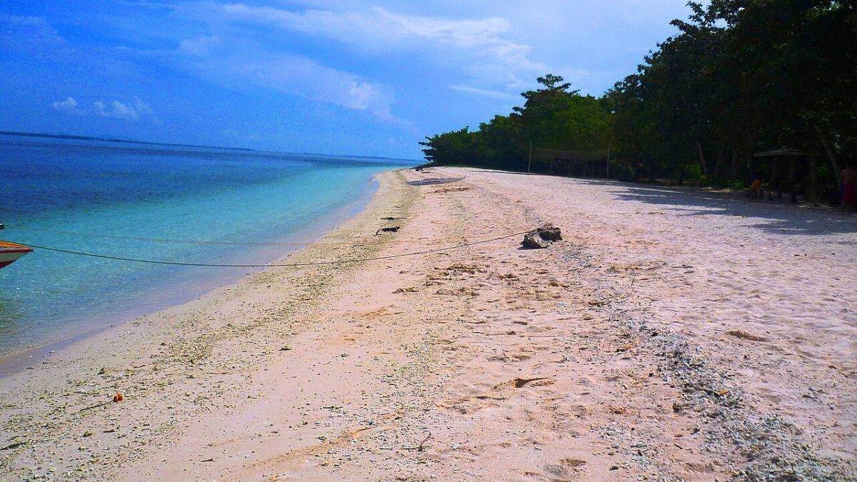 Great Santa Cruz Island, satu pantai berpasir pink tercantik di dunia yang menarik buat kamu jelajahi.