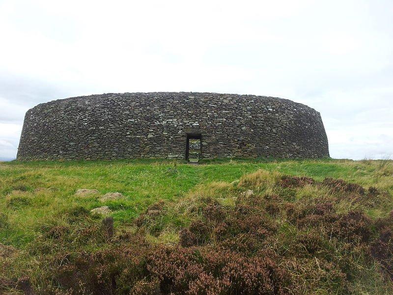 Grianan Of Aileach, satu tempat di Irlandia buat bertemu peri.