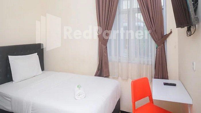 Kamar penginapan di hotel Griya Loka 2 Syariah Near Simpang Lima Mitra RedDoorz, Semarang, Jawa Tengah.