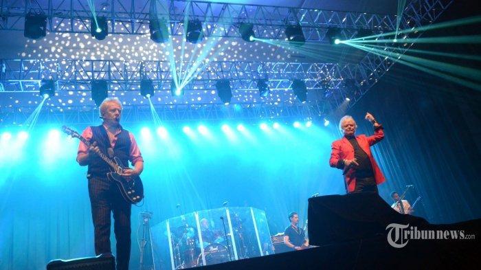 Duo kamusisi legendaris, Russel Hitchcock dan Graham Russel yang tergabung dalam grup Air Supply menyanyikan lagu hitsnya dalam konser The Celebration of Love di Grand City Convention Center, Rabu (6/12).