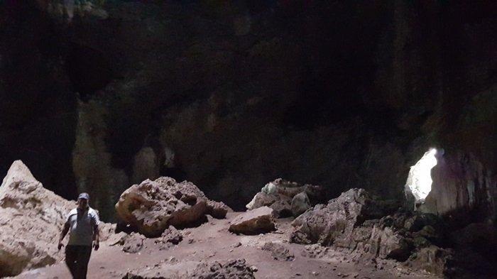WISATA GUA BATU HAPU - Pengunjung tengah menikmati keindahan Gua Batu Hapu di Kabuapten Tapin, Kalimantan Selatan. Gua Batu Hapu bisa menjadi tempat wisata pilihan untuk menikmati momen liburan dengan harga tiket masuk yang terjangkau.