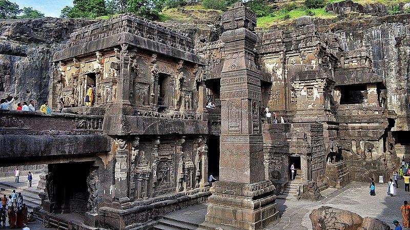 Gua Ellora no. 16 yang juga populer dan terkenal dengan “Kuil Kailashnath”.Kuil Kailash ini dibuat pada abad ke-8 (kurang-lebih). Yang terletak di gua Ellora, Maharashtra, India.