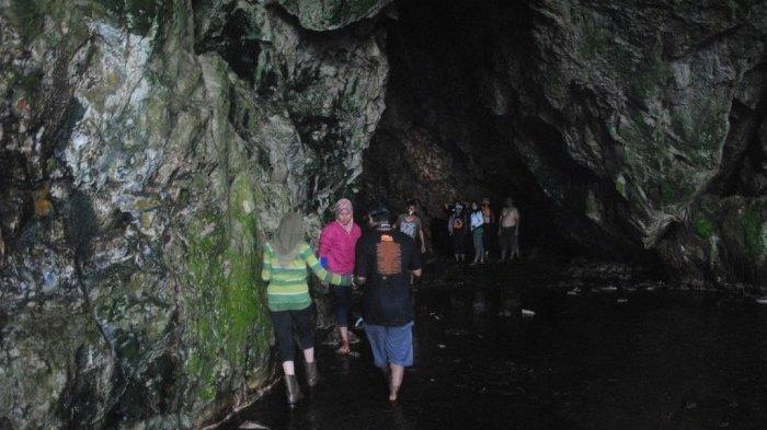 Gua Nek Santen, satu tempat wisata terbaik di Belitung.