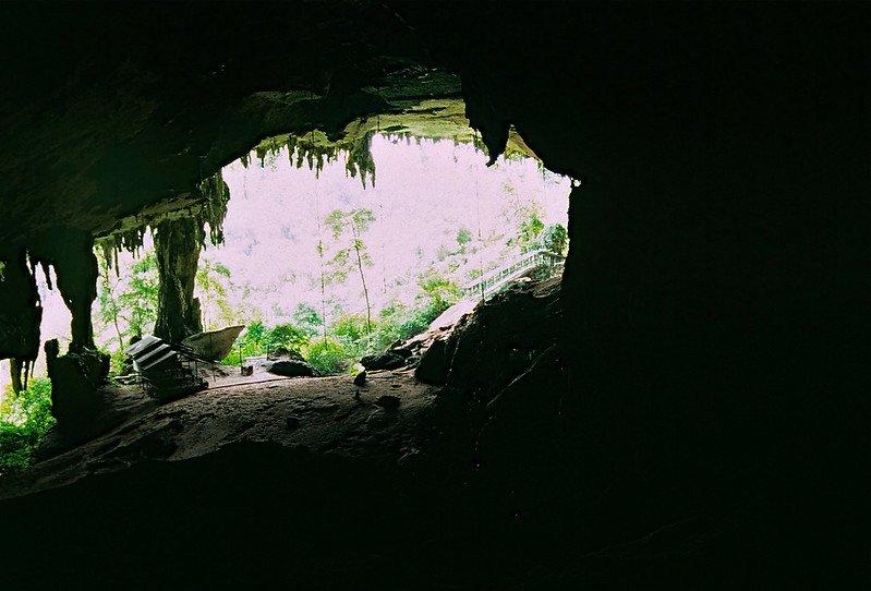 Gua Niah, satu tempat wisata terbaik di Malaysia buat kamu yang baru pertama kali berkunjung ke sana.