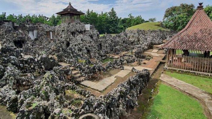 Objek wisata Gua Sunyaragi, Cirebon, Jawa Barat.