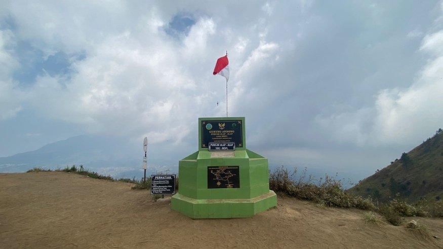 Puncak Alap-alap yang digapai pertama kali saat melakukan pendakian Gunung Andong via Pendem, Sabtu (7/10/2023).