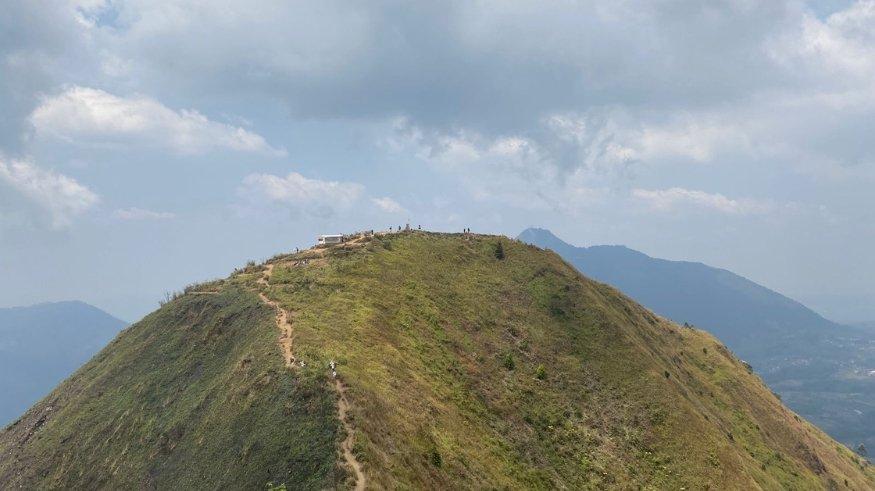 Puncak Alap-alap dilihat dari Jembatan Setan, saat perjalanan menuju Puncak Andong, Sabtu (7/10/2023).