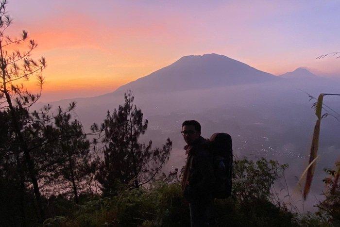 PENDAKIAN GUNUNG ANDONG - Pemandangan menawan yang tersaji di jalur pendakian Gunung Andong via Pendem, Senin (12/5/2025).