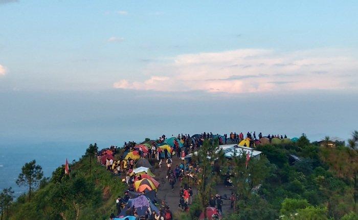 PENDAKIAN GUNUNG ANDONG - Pemandangan menawan yang tersaji di jalur pendakian Gunung Andong via Pendem, Senin (12/5/2025).