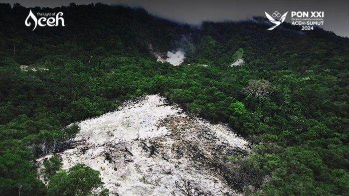 Tampak Gunung Berapi Jaboi dikelilingi hutan tropis yang masih asri pada foto yang diambil menggunakan drone.