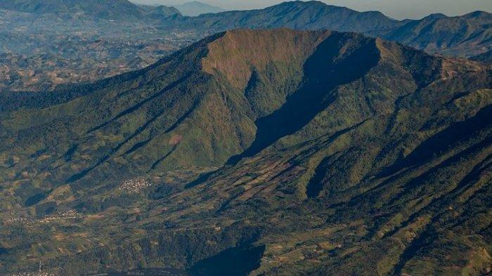 PENDAKIAN GUNUNG BISMO - Panorama menawan dari jalur pendakian Gunung Bismo di Kabupaten Wonosobo, Jawa Tengah, Rabu (30/7/2025). Traveler yang ingin mendaki Gunung Bismo, bisa menyimak itinerary dengan bujet Rp 230 ribuan berikut.