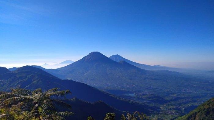 PENDAKIAN GUNUNG BISMO - Bentang alam dari puncak Gunung Bismo Kabupaten Wonosobo, Jawa Tengah, Selasa (29/7/2025).