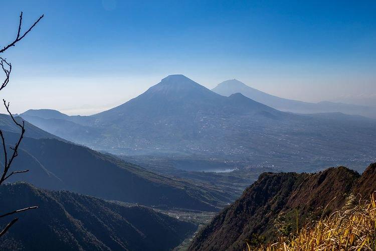 PENDAKIAN GUNUNG BISMO - Panorama menawan dari jalur pendakian Gunung Bismo di Kabupaten Wonosobo, Jawa Tengah.