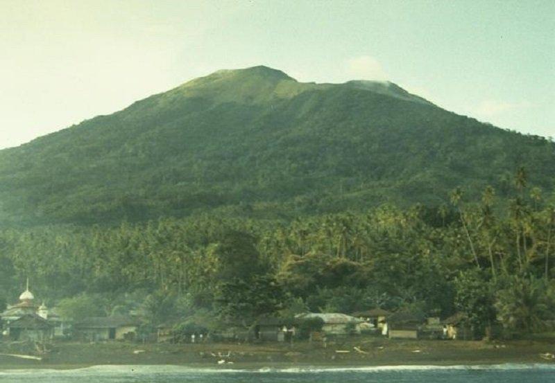 Gunung Gamkonora di Kecamatan Ibu, Halmahera Barat, Maluku Utara.