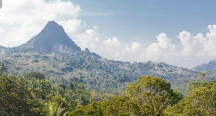 Gunung Gandang Dewata di Sulawesi Barat yang menyimpan kisah misteri.