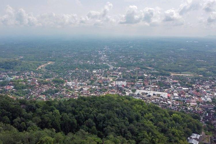 Gunung Gandul di Kelurahan Giriwono, Kecamatan Wonogiri, Kabupaten Wonogiri, Jawa Tengah.