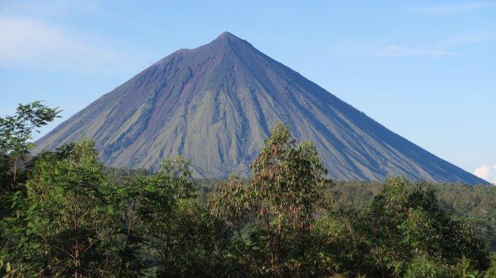 Gunung Inerie di Nusa Tenggara Timur.