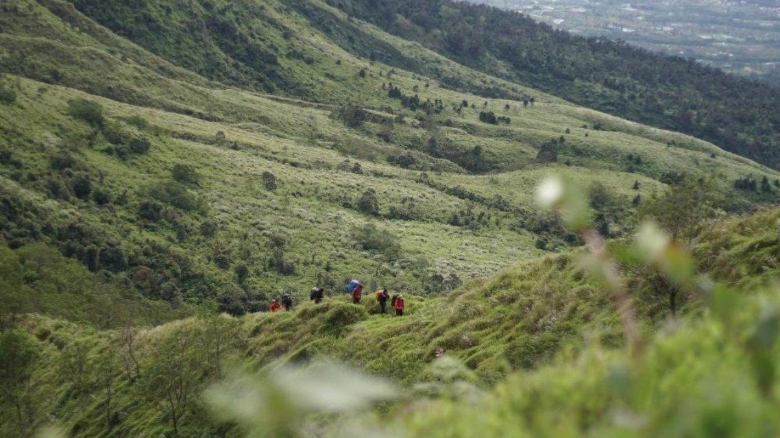 Jalur pendakian Gunung Kembang via Lengkong.