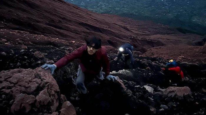 SUMMIT ATTACK - Sejumlah pendaki dalam perjalanan mencapai puncak Gunung Kerinci.