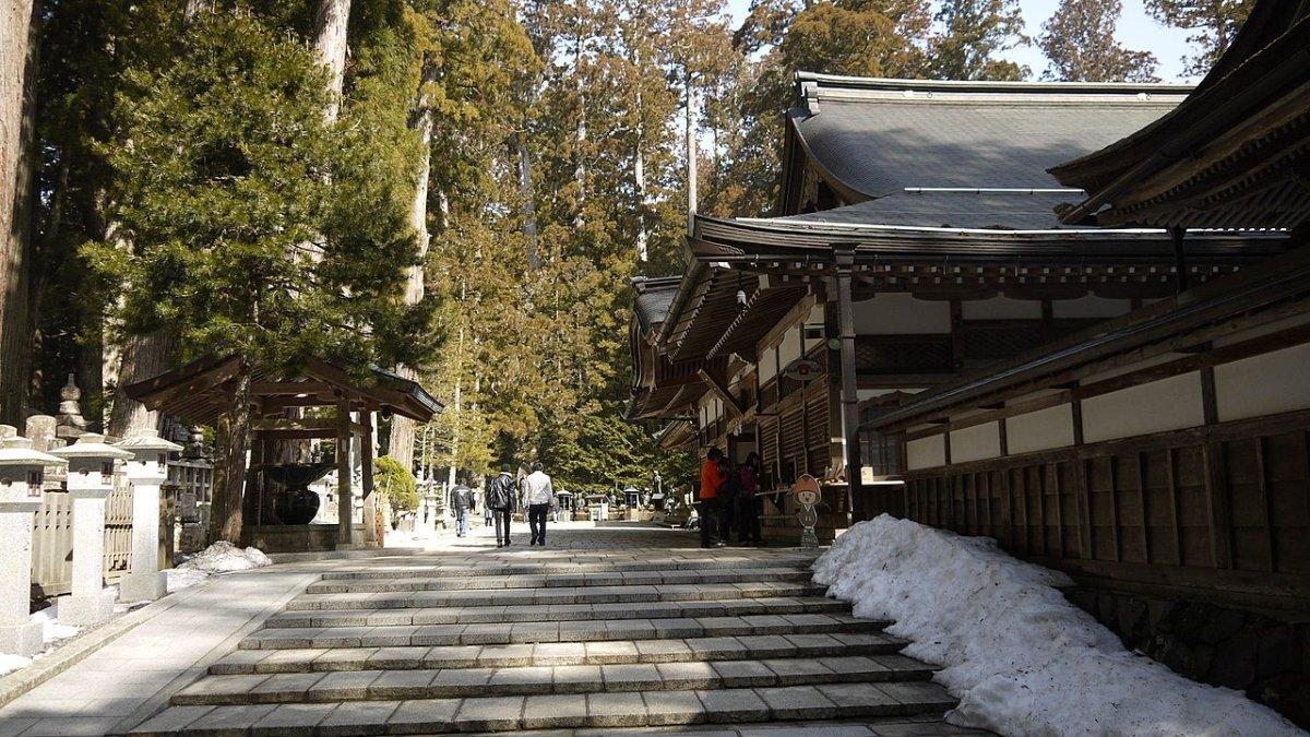 Gunung Koya Jepang bakal memberlakukan pajak wisatawan.