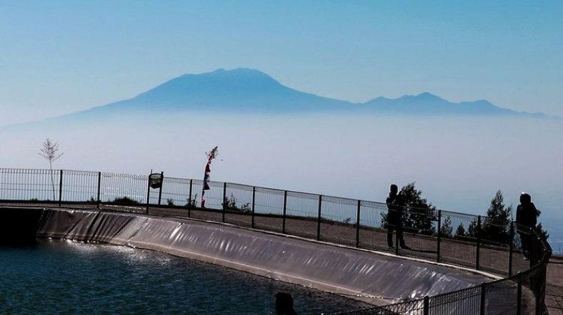 Gunung Lawu yang bisa dilihat dari Embung Manajar Boyolali.